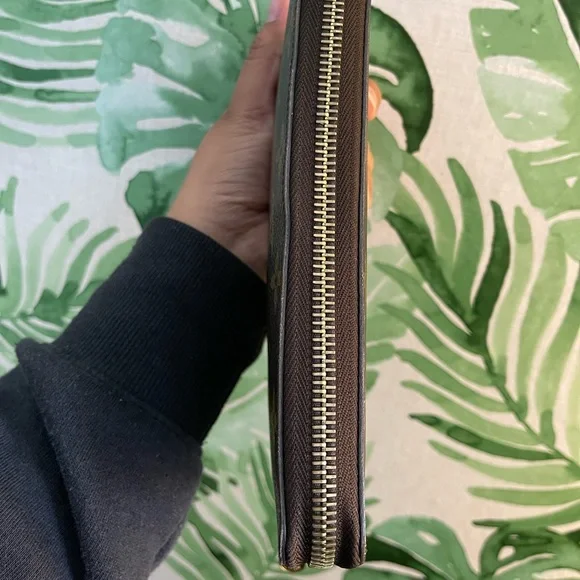 S O L D LV Zippy Wallet - Picture 6 of 9